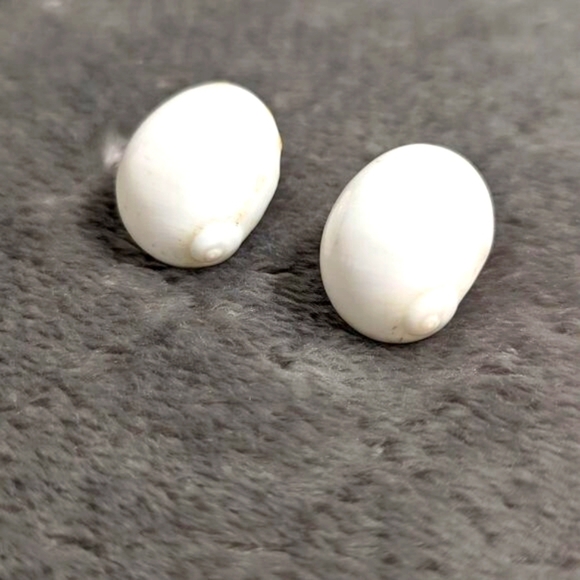 Vintage 80's White Sea Shell Pierced Earrings - Picture 5 of 6